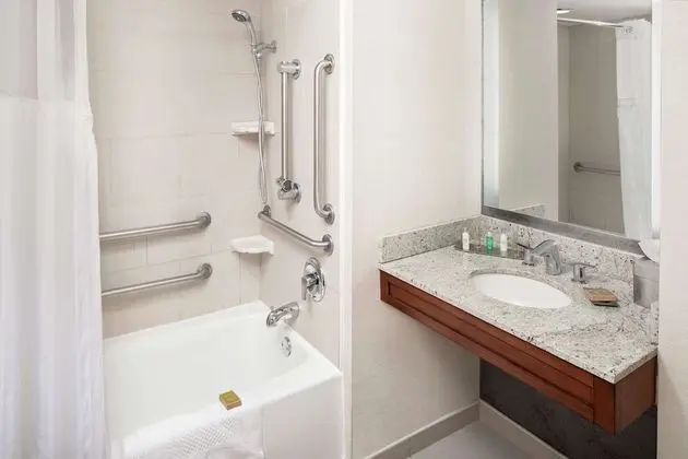 Oda, 1 En Büyük (King) Boy Yatak, Engellilere Uygun, Avlu Manzaralı (Bathtub)