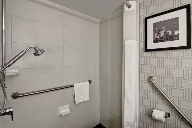 Oda, 1 Büyük (Queen) Boy Yatak (Roll-in Shower)