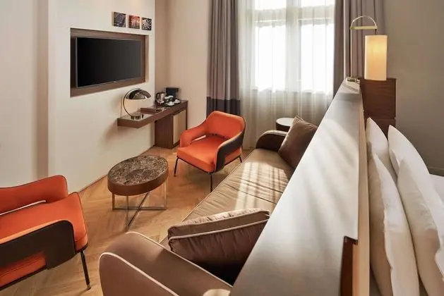 Junior Süit, 1 En Büyük (King) Boy Yatak ve Çekyat, Köşe