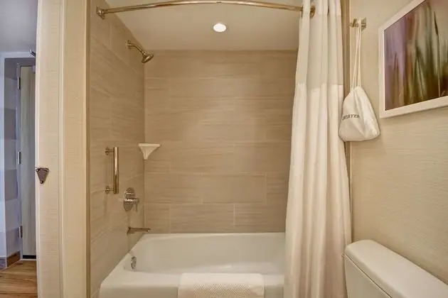 Oda, 2 Büyük (Queen) Boy Yatak, Balkon, Okyanusa Sıfır