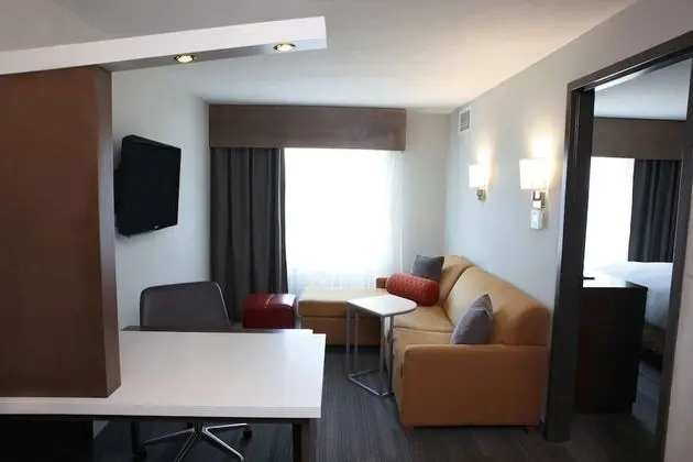 Süit, 1 En Büyük (King) Boy Yatak, Engellilere Uygun, Küvet (Mobility & Hearing, 2 Rooms, Sofa)