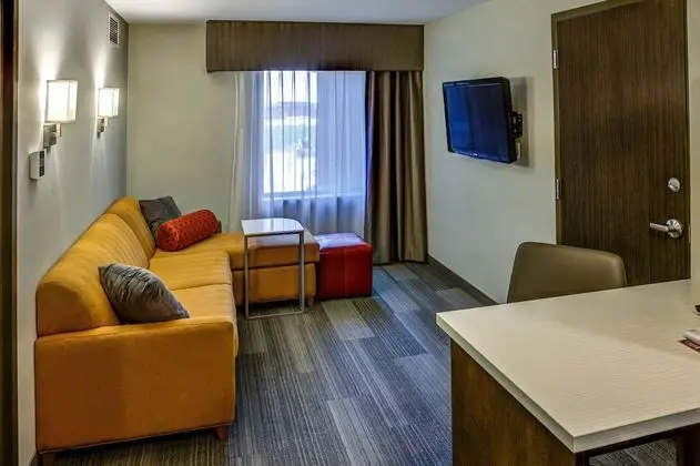 Süit, 1 En Büyük (King) Boy Yatak, Engellilere Uygun, Küvet (Mobility & Hearing, 2 Rooms, Sofa)