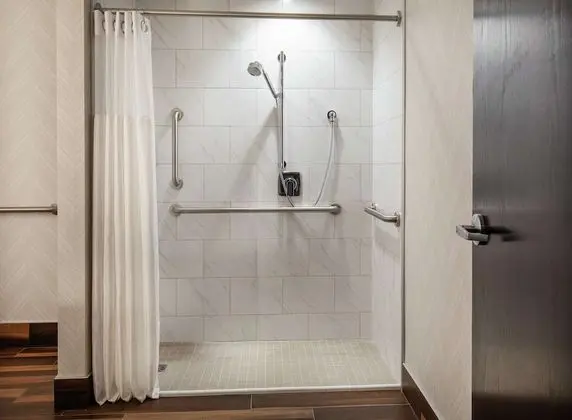 Oda, 2 Büyük (Queen) Boy Yatak, Engellilere Uygun (Mobility & Hearing, Roll-in Shower)