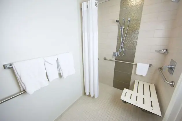 Oda, 1 En Büyük (King) Boy Yatak, Engellilere Uygun (Mobility, Hearing, Roll-in Shower)