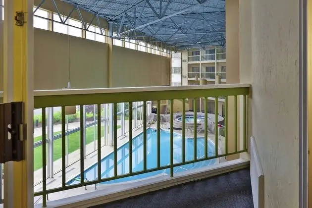 Oda, 1 En Büyük (King) Boy Yatak ve Çekyat, Sigara İçilmez (Direct Pool Access)