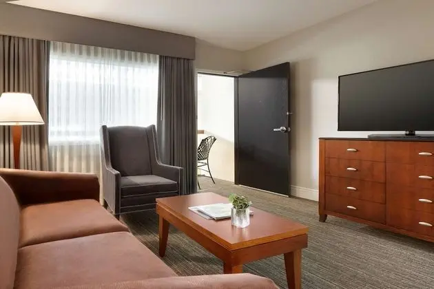 Süit (2 Double & 1 Sofa bed)