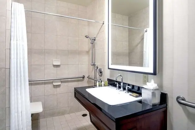 Oda, 2 Büyük (Queen) Boy Yatak, Engellilere Uygun (Mobility & Hearing, Roll-in Shower)