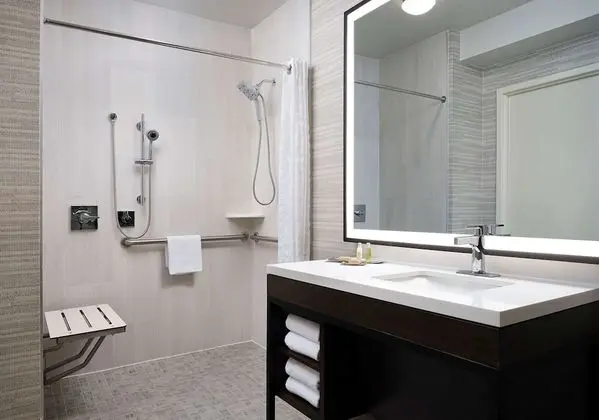 Oda, 2 Büyük (Queen) Boy Yatak, Engellilere Uygun (Mobility & Hearing, Roll-in Shower)