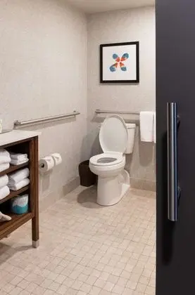 Oda, 2 Büyük (Queen) Boy Yatak, Engellilere Uygun (Mobility & Hearing, Roll-In Shower)