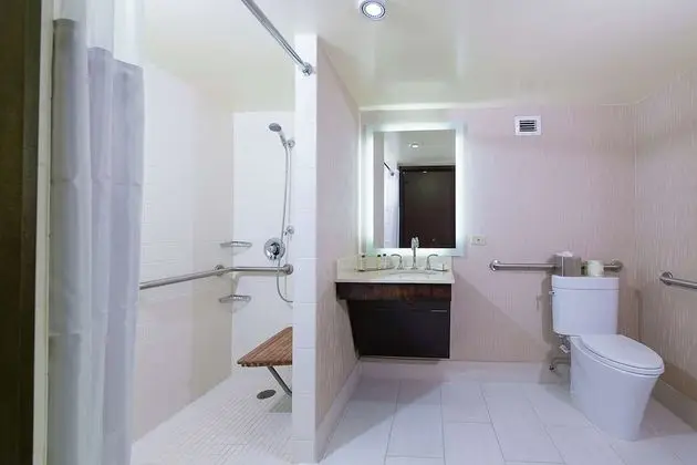 Oda, 2 Büyük (Queen) Boy Yatak, Engellilere Uygun, Sigara İçilmez (Roll in Shower)
