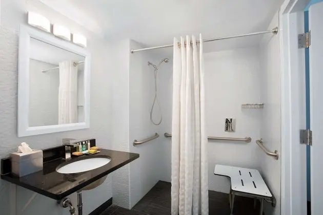 Oda, 1 En Büyük (King) Boy Yatak, Engellilere Uygun (Roll-in Shower)