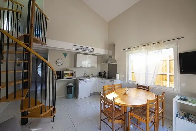 Family Ev, Banyolu/Duşlu, Bahçe Manzaralı (Papillons)