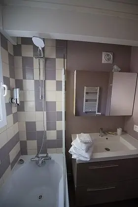 Family Ev, Banyolu/Duşlu, Bahçe Manzaralı (Papillons)