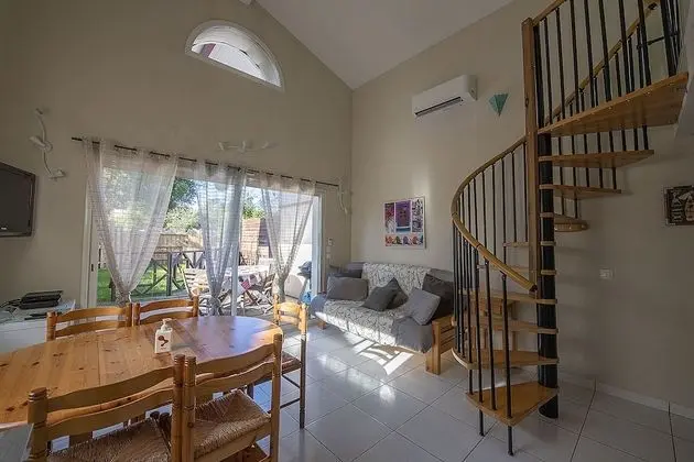 Family Ev, Banyolu/Duşlu, Bahçe Manzaralı (Papillons)