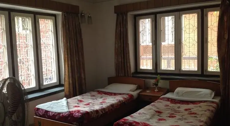 Basic Tek Büyük veya İki Ayrı Yataklı Oda, Ortak Banyo