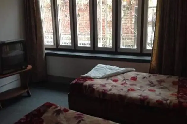 Basic Tek Büyük veya İki Ayrı Yataklı Oda, Ortak Banyo