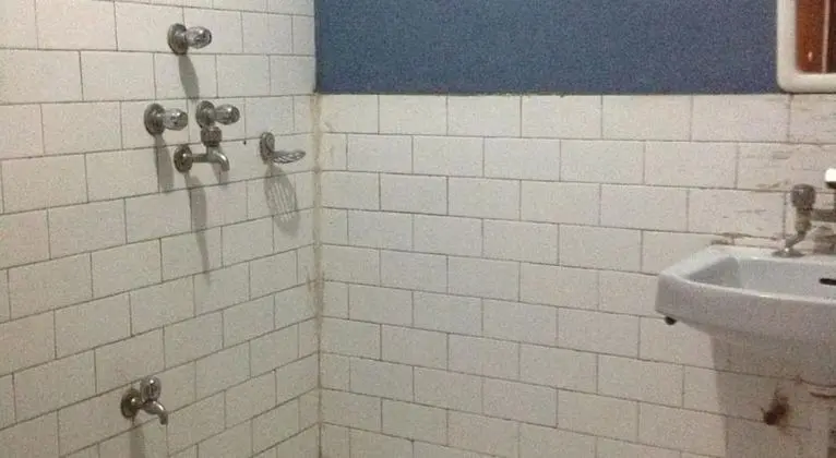 Basic Tek Büyük veya İki Ayrı Yataklı Oda, Ortak Banyo
