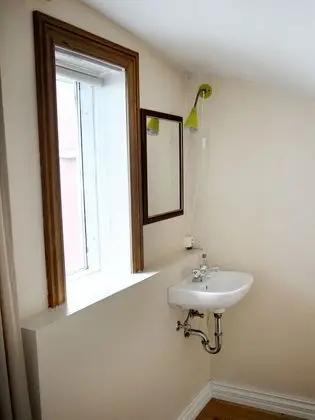 Basic Tek Kişilik Oda (with Shared Bathroom)