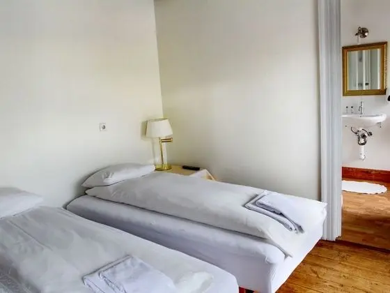 Tek Büyük veya İki Ayrı Yataklı Oda (with Shared Bathroom)