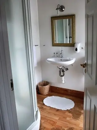 Tek Büyük veya İki Ayrı Yataklı Oda (with Shared Bathroom)