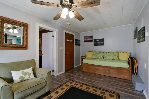 Ev (Downtown house- IN HISTORIC BRANSON -)