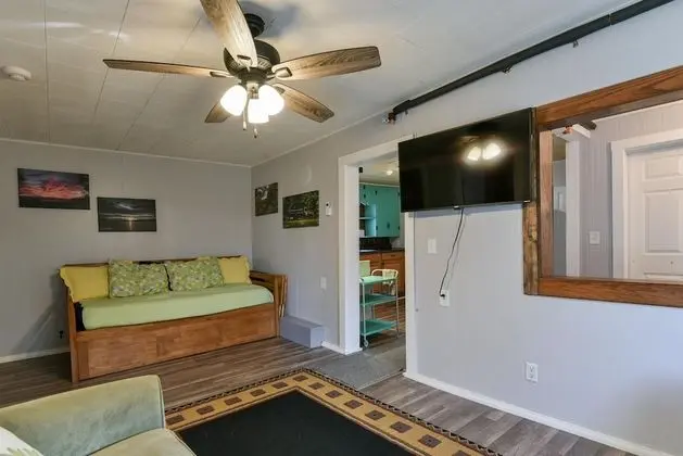 Ev (Downtown house- IN HISTORIC BRANSON -)