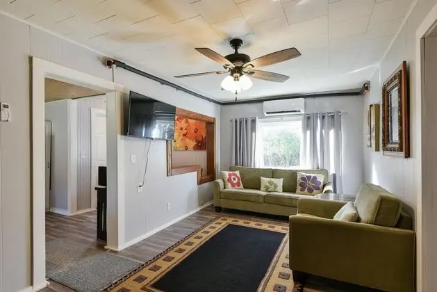Ev (Downtown house- IN HISTORIC BRANSON -)