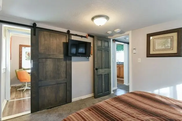 Ev (Downtown house- IN HISTORIC BRANSON -)