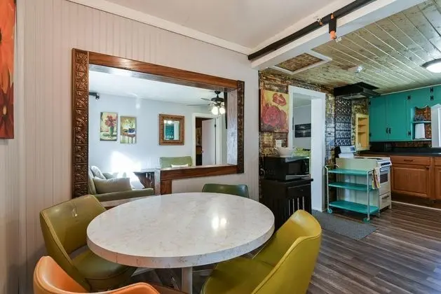 Ev (Downtown house- IN HISTORIC BRANSON -)