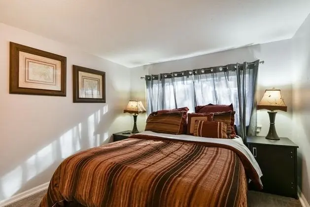 Ev (Downtown house- IN HISTORIC BRANSON -)