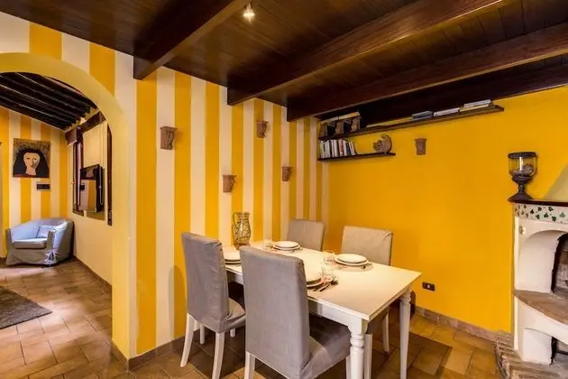 Apart Daire (Via di Monte Giordano 62)