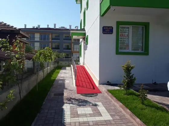 Triple, Kara Manzaralı