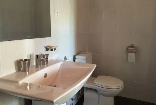 Ev, Göl Manzaralı (Modern, no hot water)