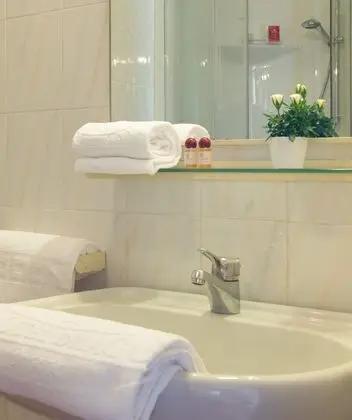 Tek Büyük Yataklı Oda, Balkon, Göl Manzaralı