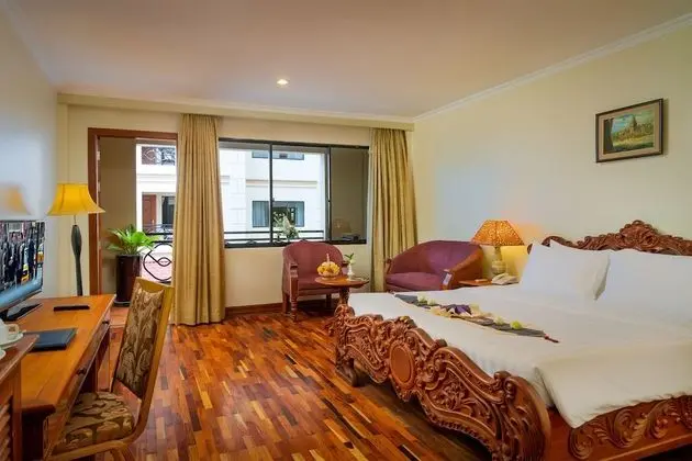 Deluxe Tek Büyük Yataklı Oda, Balkon, Havuz Manzaralı