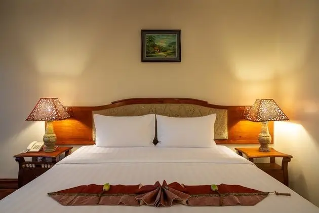 Deluxe Tek Büyük Yataklı Oda, Balkon, Havuz Manzaralı