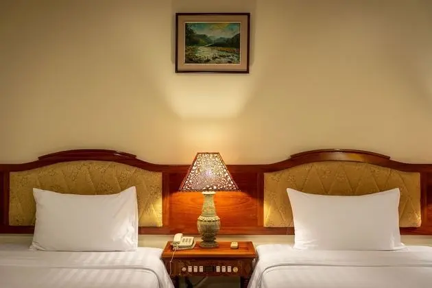 Deluxe Tek Büyük Yataklı Oda, Balkon, Havuz Manzaralı