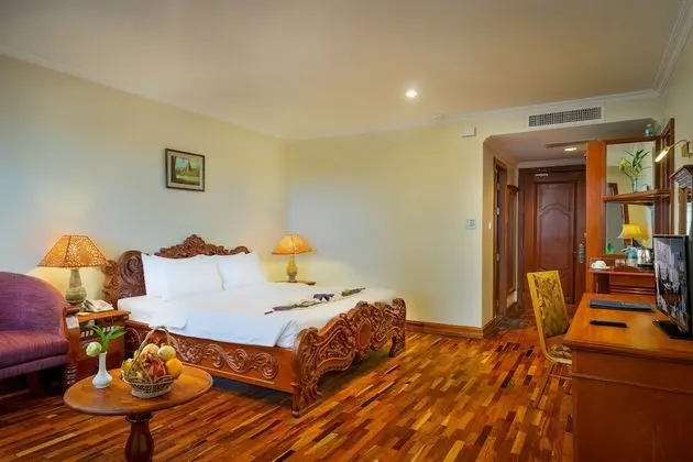 Deluxe Tek Büyük Yataklı Oda, Balkon, Havuz Manzaralı
