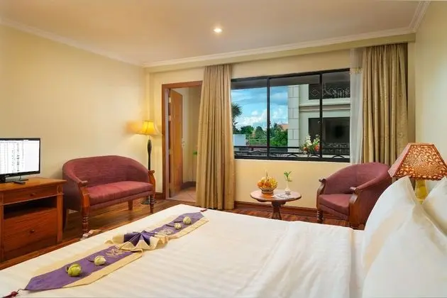 Deluxe Tek Büyük Yataklı Oda, Balkon, Havuz Manzaralı