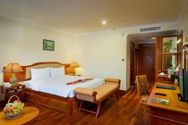 Deluxe Tek Büyük Yataklı Oda, Balkon, Havuz Manzaralı