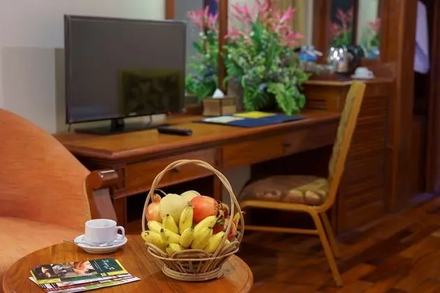 Deluxe Tek Büyük Yataklı Oda, Balkon, Havuz Manzaralı