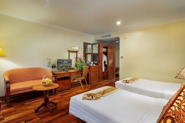 Deluxe Tek Büyük Yataklı Oda, Balkon, Havuz Manzaralı