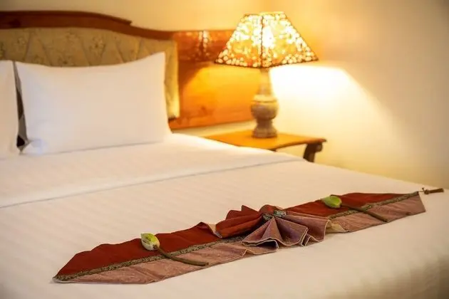 Deluxe Tek Büyük Yataklı Oda, Balkon, Havuz Manzaralı