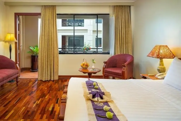 Deluxe Tek Büyük Yataklı Oda, Balkon, Havuz Manzaralı