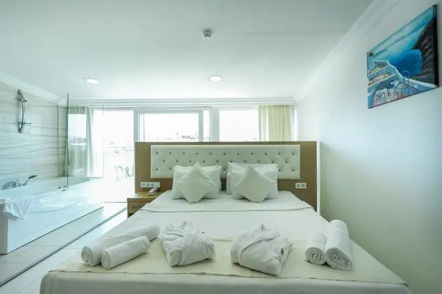 https://images.etstur.com/imgproxy/resize/2560x1440/files/images/hotelImages/etsrooms/516646/Dragut_Point_North_Hotel_20241115174333_0.JPG