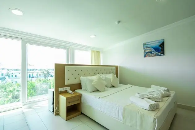 https://images.etstur.com/imgproxy/resize/2560x1440/files/images/hotelImages/etsrooms/516646/Dragut_Point_North_Hotel_20241115174333_2.JPG