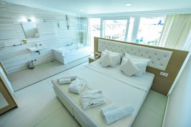 https://images.etstur.com/imgproxy/resize/2560x1440/files/images/hotelImages/etsrooms/516646/Dragut_Point_North_Hotel_20241115174333_3.JPG