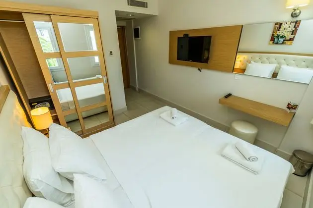 https://images.etstur.com/imgproxy/resize/2560x1440/files/images/hotelImages/etsrooms/516646/Dragut_Point_North_Hotel_20241120113823_0.jpg