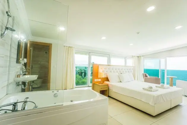 https://images.etstur.com/imgproxy/resize/2560x1440/files/images/hotelImages/etsrooms/516646/Dragut_Point_North_Hotel_20241120114121_0.jpg
