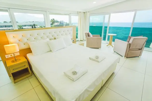 https://images.etstur.com/imgproxy/resize/2560x1440/files/images/hotelImages/etsrooms/516646/Dragut_Point_North_Hotel_20241120114122_1.jpg
